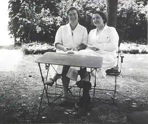 Marguerite Perey et Sonia Cotelle - crédits : Musée Curie, collection ACJC