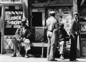 Sitting by the Shop, W. Evans - crédits : Walker Evans/ Hulton Archive/ Getty Images