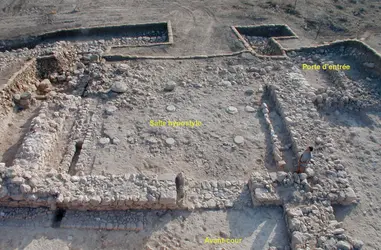 Tel Yarmouth, Israël. La salle hypostyle, vue vers le nord-est - crédits : P. de Miroschedji, Mission archéologique de Tel Yarmouth, Israël