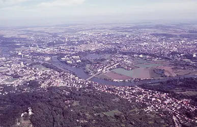 Metz : vue de l'agglomération depuis le rebord des côtes de Moselle - crédits : Collection R. Berton-A. Humbert
