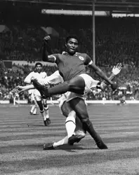 Eusebio - crédits : Kent Gavin/ Hulton Archive/ Getty Images