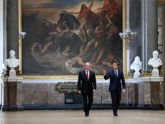 Vladimir Poutine et Emmanuel Macron à Versailles - crédits : Mikhail Svetlov/ Getty Images