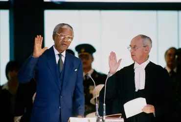 Nelson Mandela élu président de la République - crédits : Louise Gubb/ Corbis Historical/ Getty Images