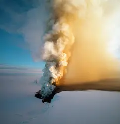 Islande, 1998 : éruption sous le Vatnajökull - crédits : Arctic-Images/ Stone/ Getty Images