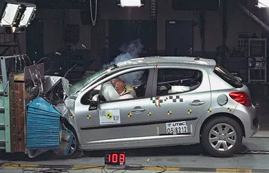 Essai de choc, crash test - crédits : PSA Peugeot Citroën