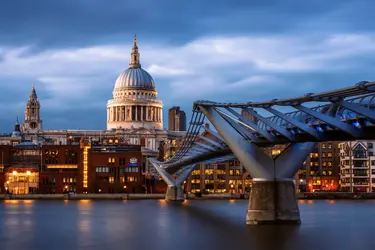 Londres: le pont du Millenium et la cathédrale Saint-Paul - crédits : joe daniel price/ Moment/ Getty Images