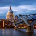 Londres: le pont du Millenium et la cathédrale Saint-Paul - crédits : joe daniel price/ Moment/ Getty Images