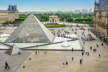 Pyramide du Louvre, I. M. Pei - crédits : Tania Zbrodko/ Shutterstock.com