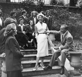 Leçon d'élégance pour jeunes filles rangées, J. Fath - crédits : Bert Hardy/ Picture Post/ Getty Images