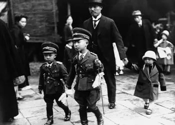 Enfants embrigadés - crédits : Fox Photos/ Hulton Archive/ Getty Images