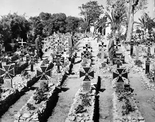 Cimetière militaire allemand, 1943 - crédits : Keystone/ Getty Images