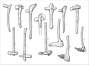 Haches, herminettes et socs de charrue néolithiques - crédits : Encyclopædia Universalis France
