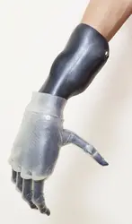 Prothèse myoélectrique de main droite - crédits : Bikeriderlondon/ Shutterstock
