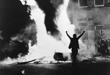 Belfast fête la chute de la coalition (1974) - crédits : Frank Tewkesbury/ Hulton Archive/ Getty Images