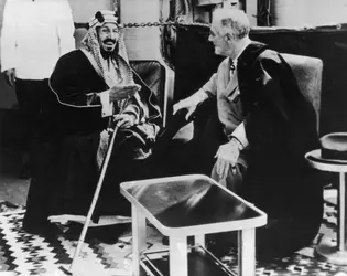 Franklin D. Roosevelt et le roi Ibn Saoud d'Arabie Saoudite, 1945 - crédits : Fox Photos/ Getty Images