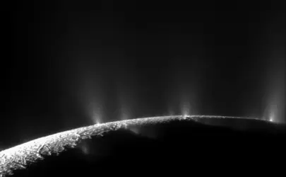 Panaches éruptifs sur le satellite Encelade - crédits : NASA/ JPL/ Space Science Institute