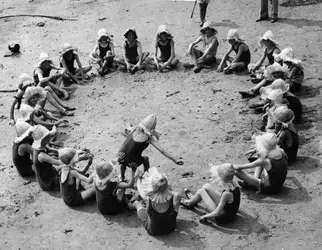 Jeu d'enfants sur la plage - crédits : Fox Photos/ Getty Images