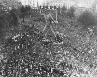Manifestation de soutien à Juan Perón, 1948 - crédits : Bettmann/ Getty Images
