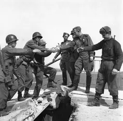Jonction des forces soviétiques et américaines sur l'Elbe (avril 1945) - crédits : Allan Jackson/ Getty Images