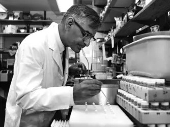 Har Gobind Khorana - crédits : Image courtesy of the UW-Madison Archives, #S04437