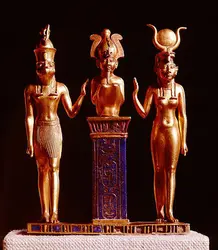Pendentif au nom du roi Osorkon II : la famille du dieu Osiris - crédits : Erich Lessing / AKG-images