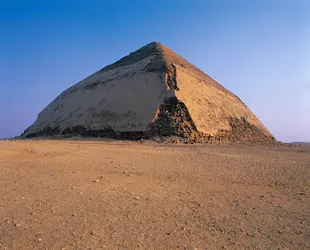 Pyramide rhomboïdale, Dahchour Sud, Égypte - crédits : DEA / G. Dagli Orti/ De Agostini/ Getty Images