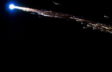 Rentrée dans l’atmosphère d’un gros débris spatial   - crédits : B. Moede & J. Carpenter/ NASA/ ESA