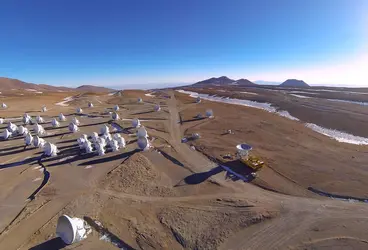 ALMA (Atacama Large Millimeter/submillimeter Array) - crédits : A. Marinkovic/ X-Cam/ ALMA (ESO/NAOJ/NRAO)