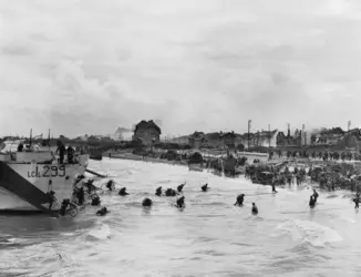Juno Beach, 6 juin 1944 - crédits : Canadian Official Photographer/ Imperial War Museums/ Getty Images