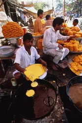 Préparation de beignets - crédits : Paul Harris/ The Image Bank/ Getty Images