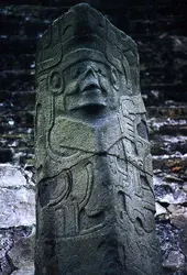 El Tajín : stèle-statue de forme triédrique - crédits : Sean Sprague/Mexicolore,  Bridgeman Images 
