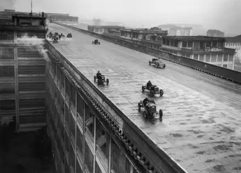 Circuit automobile de l'usine Fiat Lingotto, Turin - crédits : Fox Photos/ Hulton Archive/ Getty Images