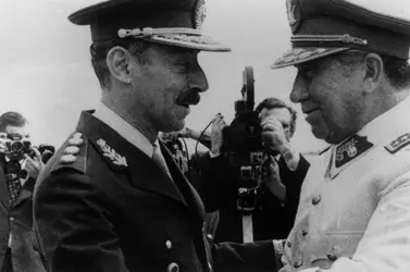 Augusto Pinochet et Jorge Videla, 1978 - crédits : Keystone/ Hulton Archive/ Getty Images