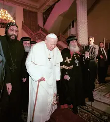 Chenouda III lors de la visite du pape Jean-Paul II en Égypte en 2000 - crédits :  John Samples/ Hulton Archive/ Getty Images