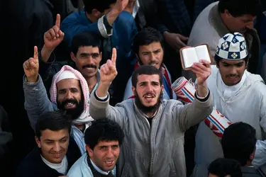 Victoire du Front islamique du salut en Algérie, décembre 1991 - crédits : Pascal Parrot/ Sygma/ Getty Images