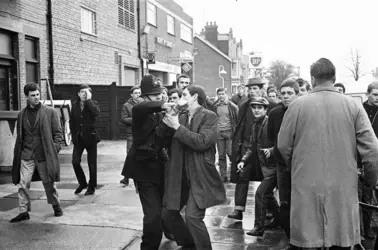 Affrontements entre des jeunes et la police à Clacton (Royaume-Uni) - crédits : Daily Mirror /Mirrorpix/ Getty Images