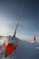 La goélette <it>Tara</it> prise dans les glaces de l'Arctique - crédits : F. Latreille/ Tara Expéditions