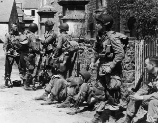 Parachutistes au repos à Sainte-Mère-Église, juin 1944 - crédits : Keystone/ Hulton Archive/ Getty Images