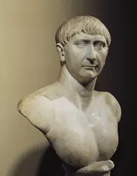 Trajan, buste en marbre - crédits : Erich Lessing/ AKG-images