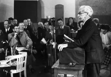 Bertrand Russell - crédits : Kurt Hutton/ Picture Post/ Getty Images