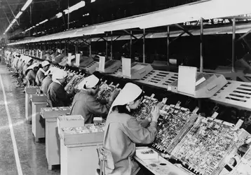 Travail à la chaîne - crédits : Alan Band/ Fox Photos/ Hulton Archive/ Getty Images