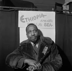 Jomo Kenyatta, 1945 - crédits : John Deakin/ Picture Post/ Getty Images