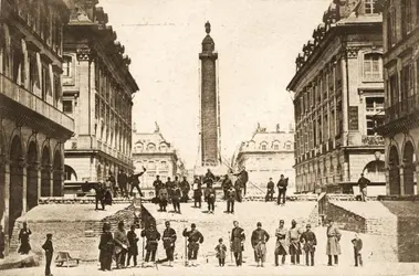 La colonne Vendôme abattue - crédits : Hulton Archive/ Getty Images