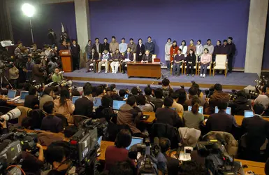 Hwang Woo-suk lors d'une conférence de presse à Séoul, le 12 janvier 2006 - crédits : Jung Yeon-Je/ AFP