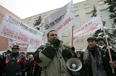 Manifestation devant l'ambassade d'Ukraine à Moscou, 2005 - crédits : Serguei Chirikov/ EPA