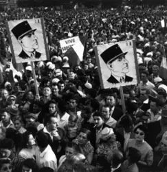 Manifestation de partisans de l’Algérie française à Alger, 1958 - crédits : Meagher/ Hulton Archive/ Getty Images