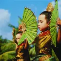 Danseuses traditionnelles cambodgiennes - crédits : Sylvain Grandadam/ Getty Images