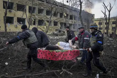 Bombardements russes à Marioupol, 2022 - crédits : Evgeniy Maloletka/ AP/ SIPA
