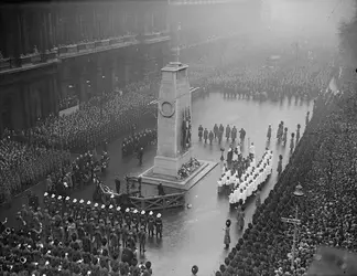 Cérémonie devant le Cénotaphe de Whitehall le 11 novembre 1928 - crédits : Fox Photos/ Hulton Archive/ Getty Images