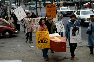 Manifestants antinucléaires brandissant le portrait de Karen Silkwood, 1978 - crédits : Wally McNamee/ Corbis Historical/ Getty Images